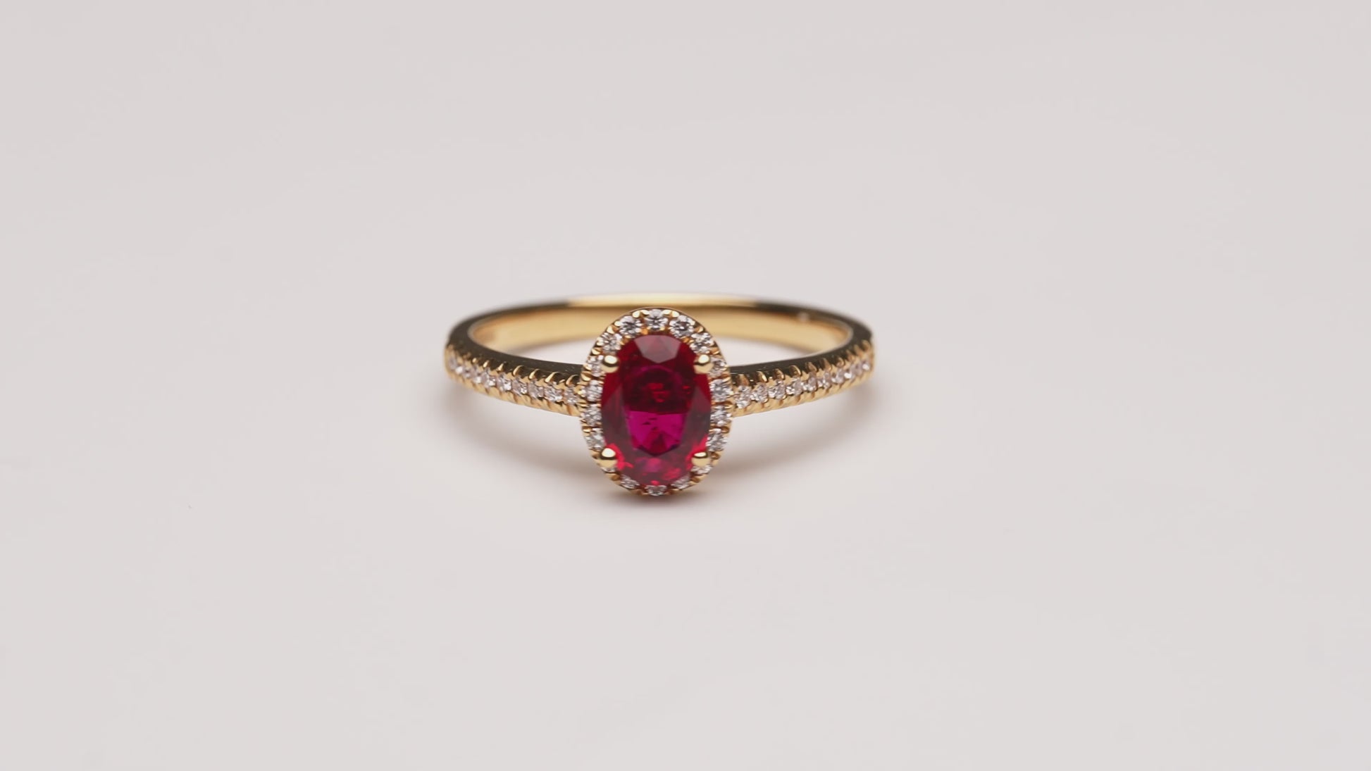 Verlobungsring Scarlett mit Rubin 0.70ct und 0.19ct Brillanten – ein Symbol für große Liebe. Jetzt entdecken in München & Augsburg.