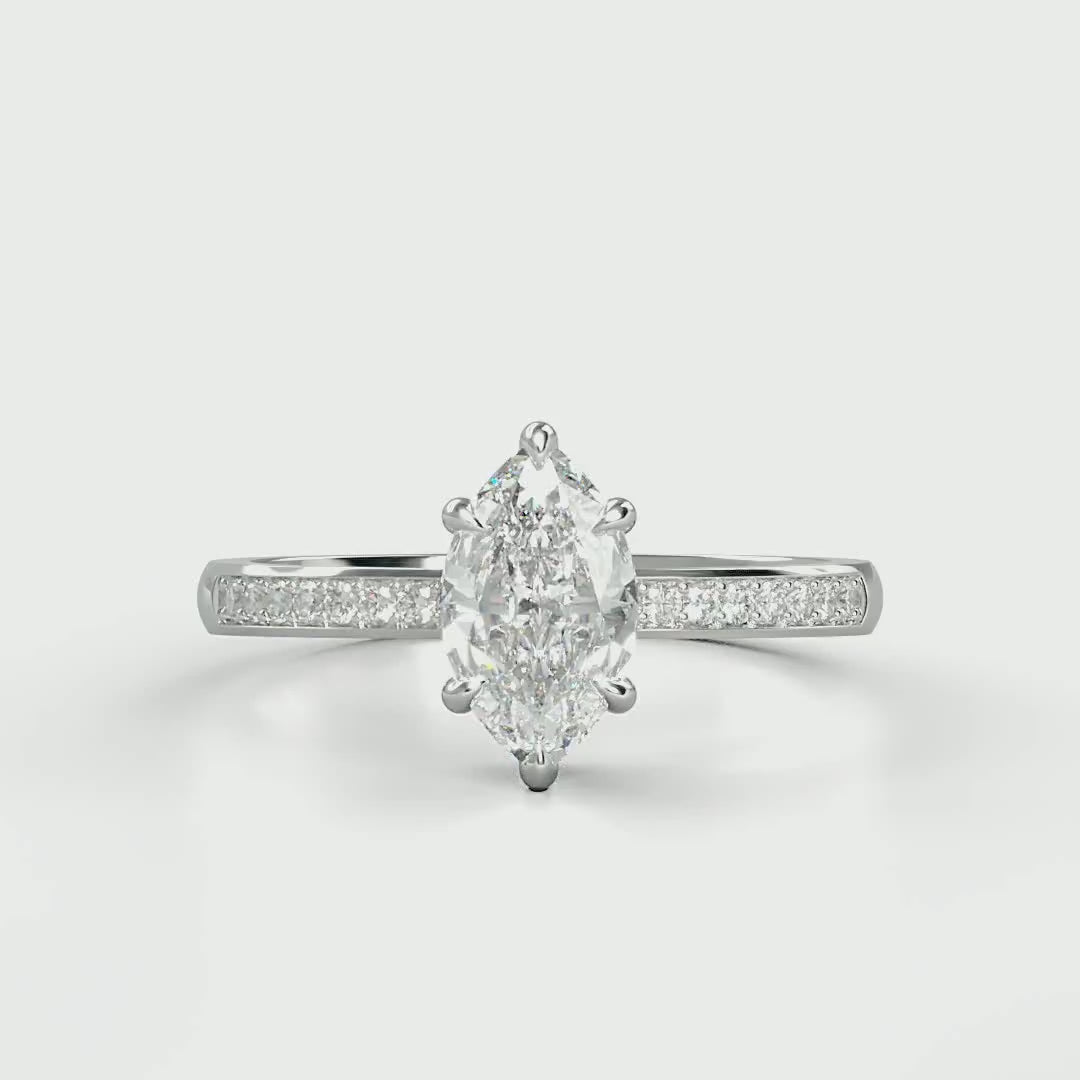 Verlobungsring Marisa mit 0.70ct Marquise-Diamant (G/SI) und 0.10ct Diamanten in Verschnittfassung – ein einzigartiges Design, erhältlich in München und Augsburg.

