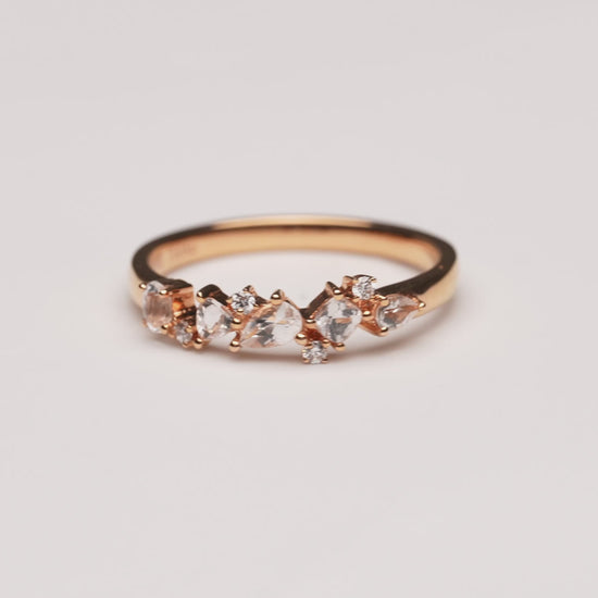 Verlobungsring Vivienne mit 0.50ct Topasen & 0.04ct Brillanten – kreatives Design, exklusiv in München & Augsburg entdecken.