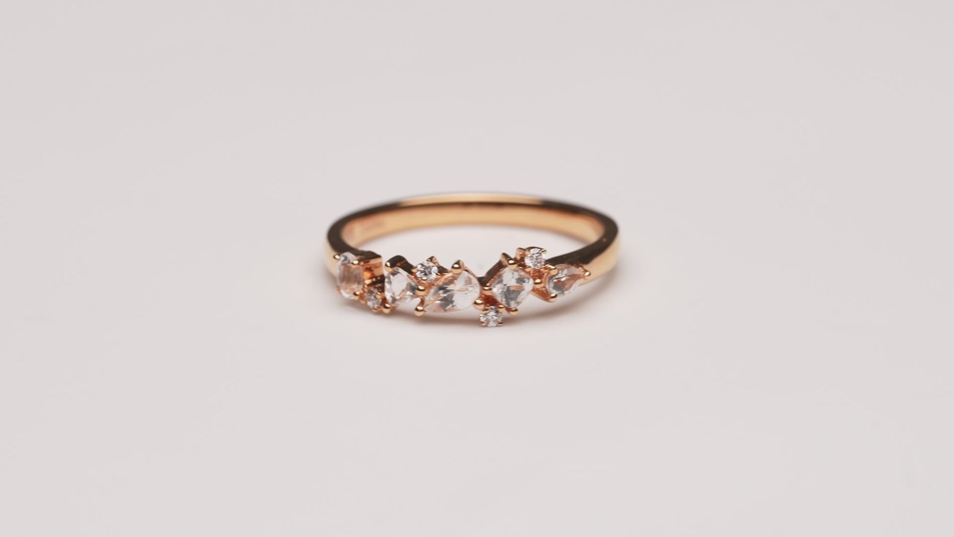 Verlobungsring Vivienne mit 0.50ct Topasen & 0.04ct Brillanten – kreatives Design, exklusiv in München & Augsburg entdecken.