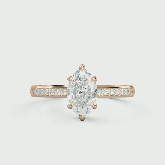 Verlobungsring Marisa mit 0.70ct Marquise-Diamant (G/SI) und 0.10ct Diamanten in Verschnittfassung – ein einzigartiges Design, erhältlich in München und Augsburg.


