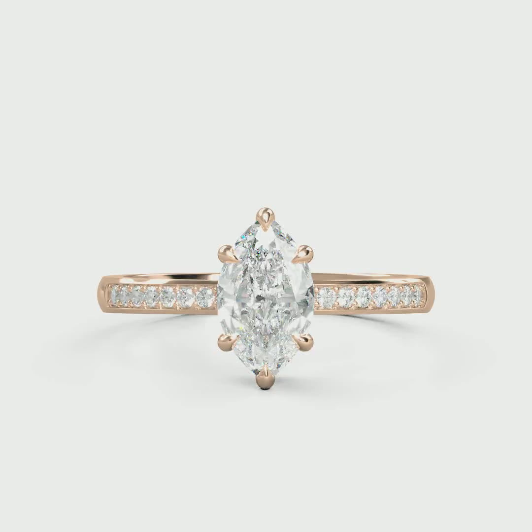Verlobungsring Marisa mit 0.70ct Marquise-Diamant (G/SI) und 0.10ct Diamanten in Verschnittfassung – ein einzigartiges Design, erhältlich in München und Augsburg.


