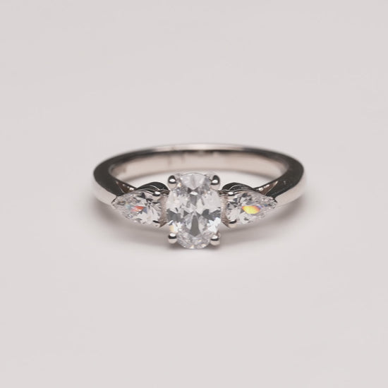 Verlobungsring Odette mit 0.5ct ovalem Diamant & Pear-Diamanten – romantisches Triology-Design in München & Augsburg