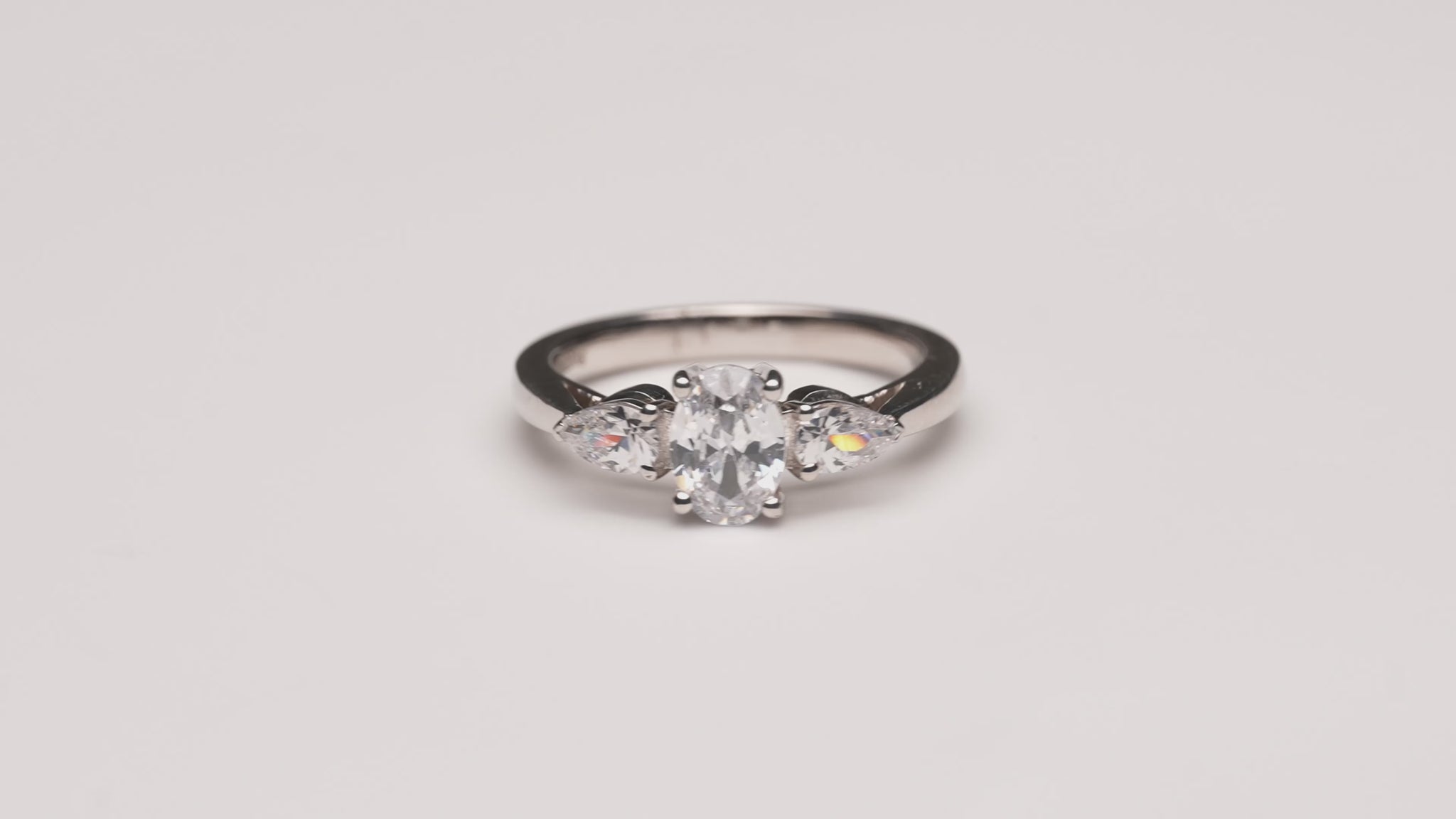 Verlobungsring Odette mit 0.5ct ovalem Diamant & Pear-Diamanten – romantisches Triology-Design in München & Augsburg