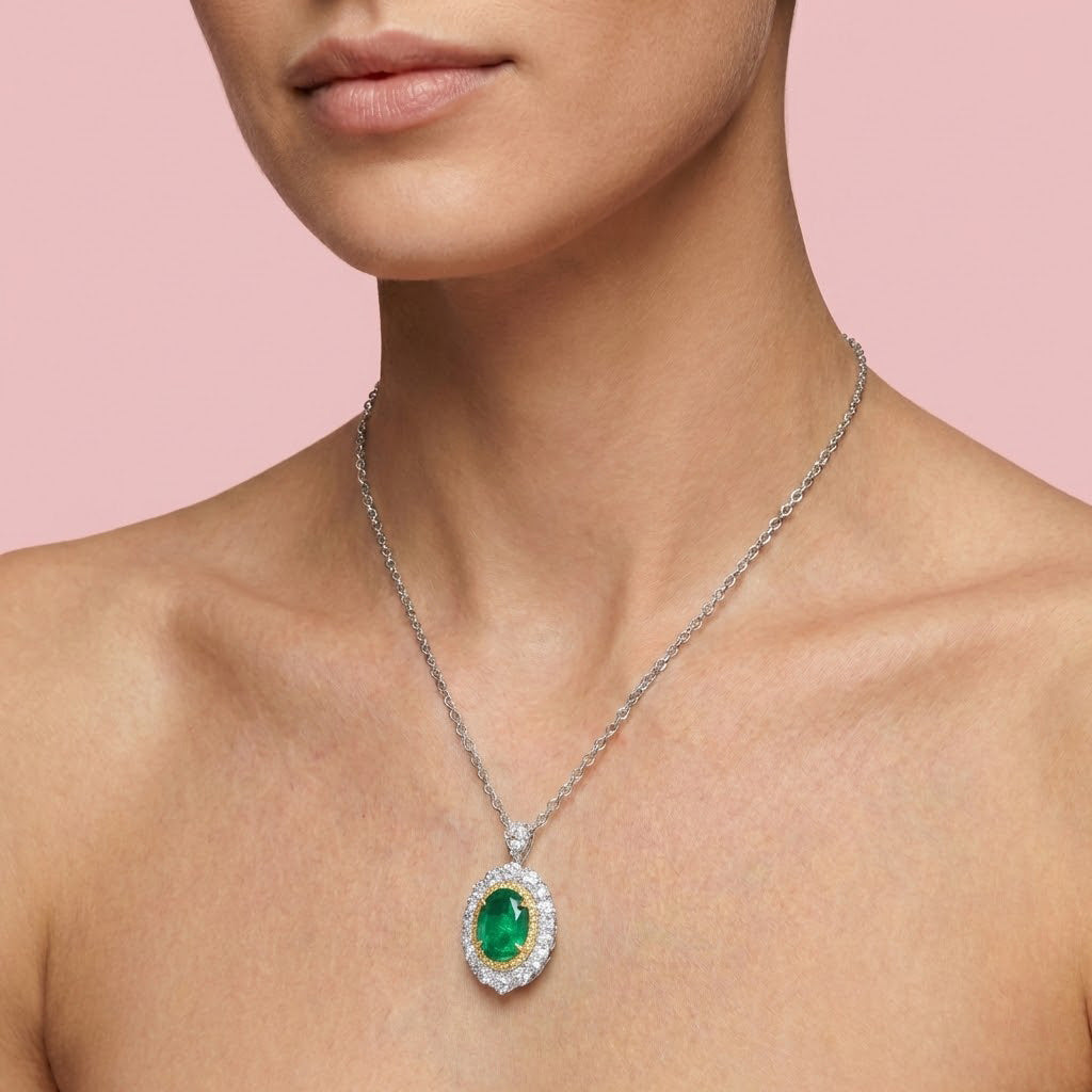Muzo Ovaler Smaragd- und Diamant-Doppelhalo-Anhänger.