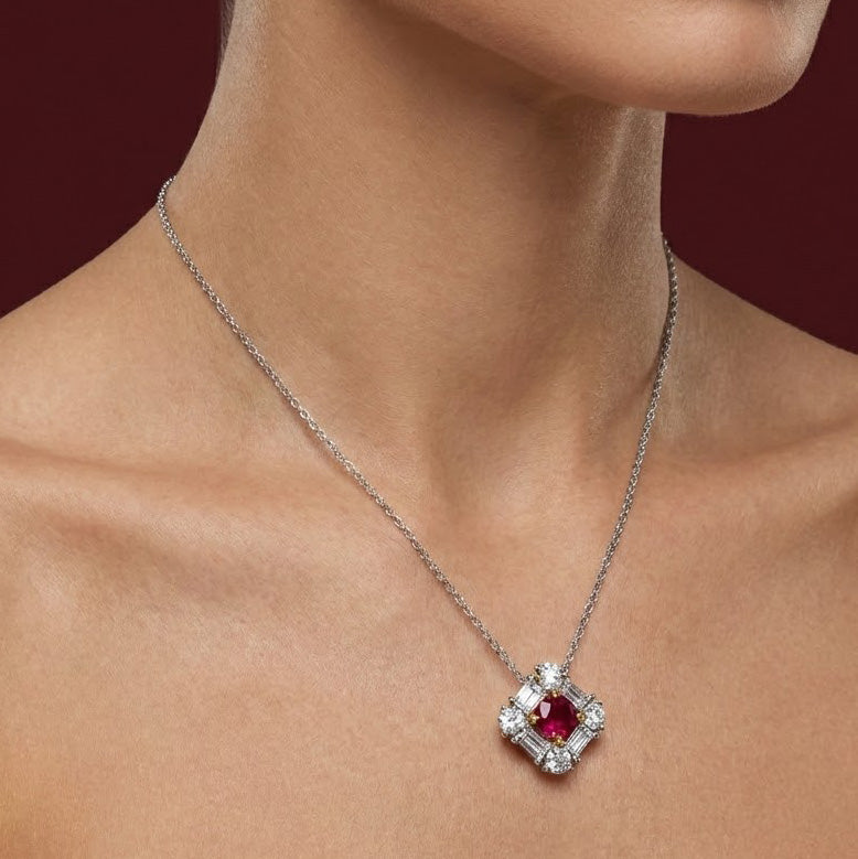 Außergewöhnlicher runder Anhänger mit rotem Rubin und Diamant-Halo