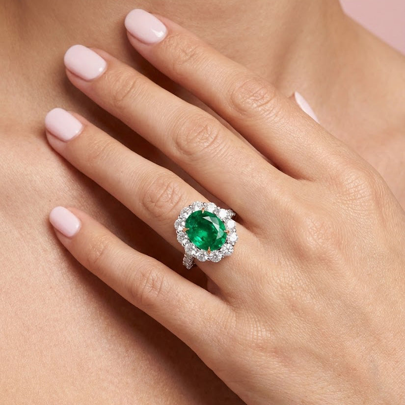 Ovaler Muzo-Ring mit Smaragd und Diamant-Halo