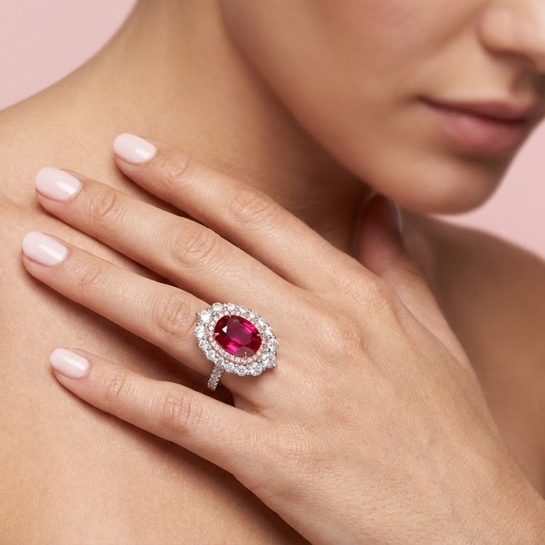 Kissenförmiger Ring mit Mosambik-Rubin und Diamanten, doppelter Halo