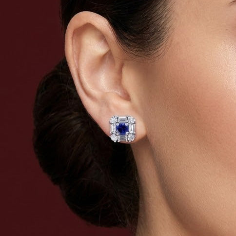 Ohrstecker mit blauem, rundem Saphir und Diamant-Halo