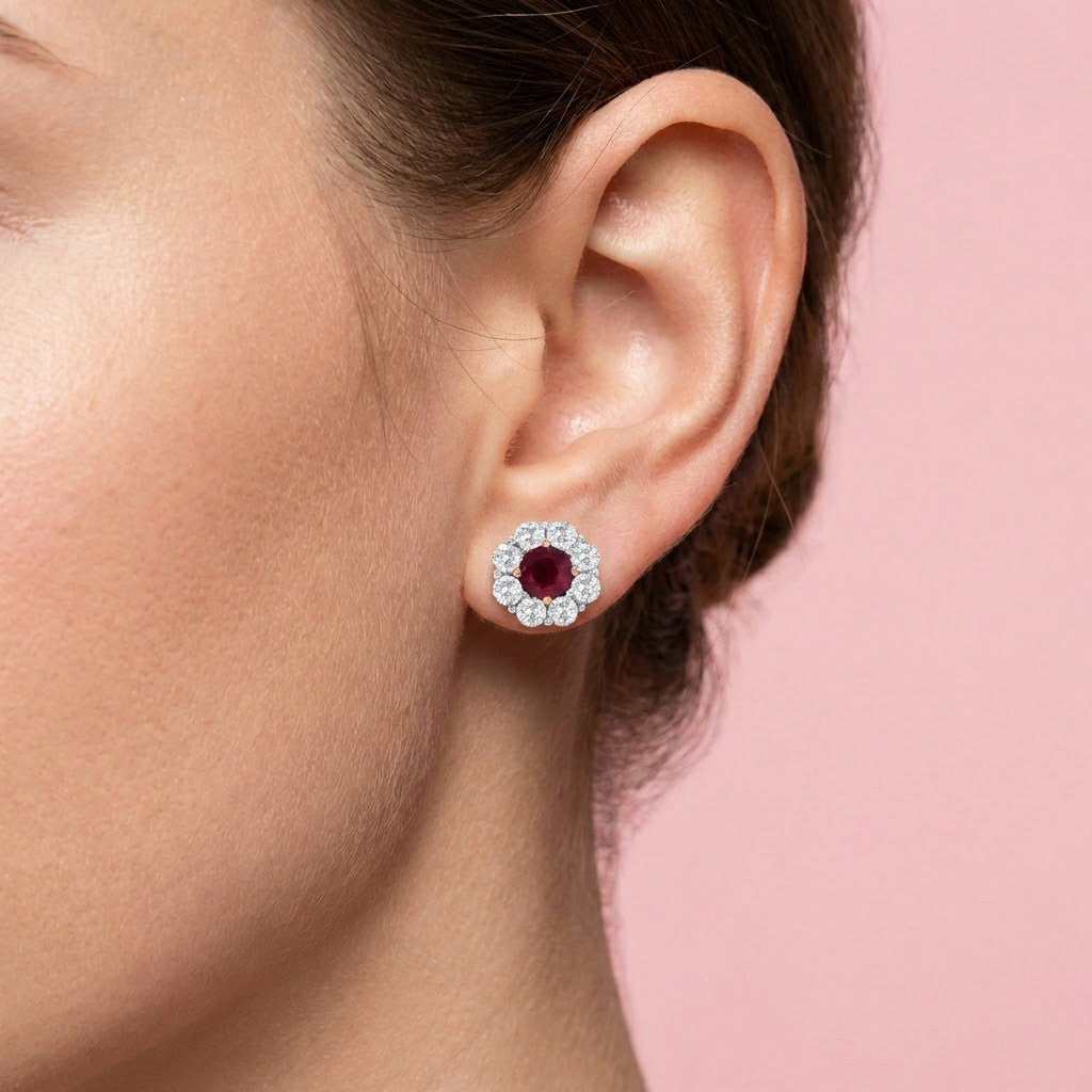 Ohrringe mit floralem Halo aus mosambikanischem Taubenblutrubin und Diamanten