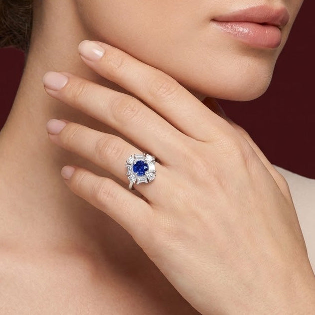 Runder blauer Saphir und Diamant-Halo-Ring