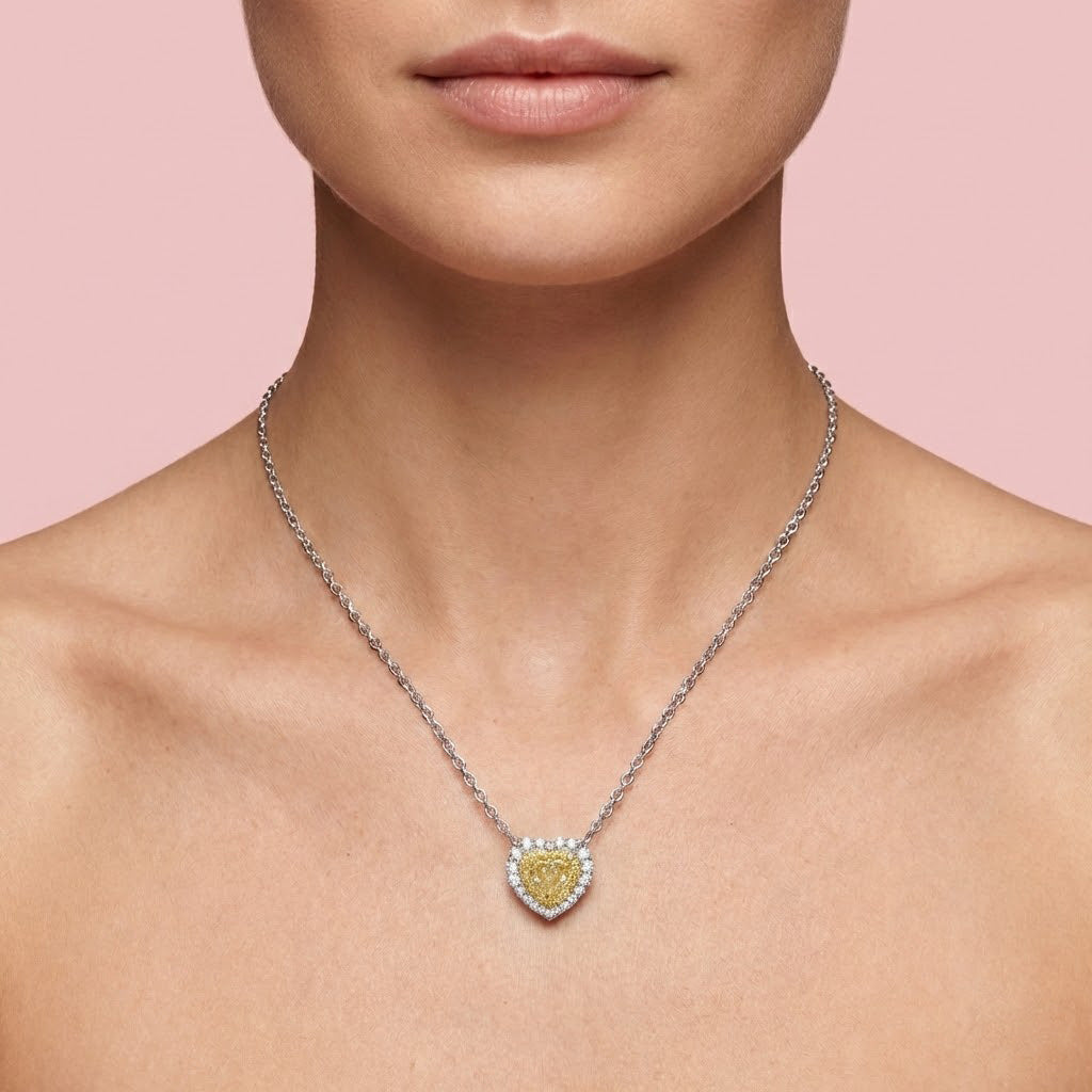 Gelber Herzanhänger mit doppeltem Halo und Diamanten