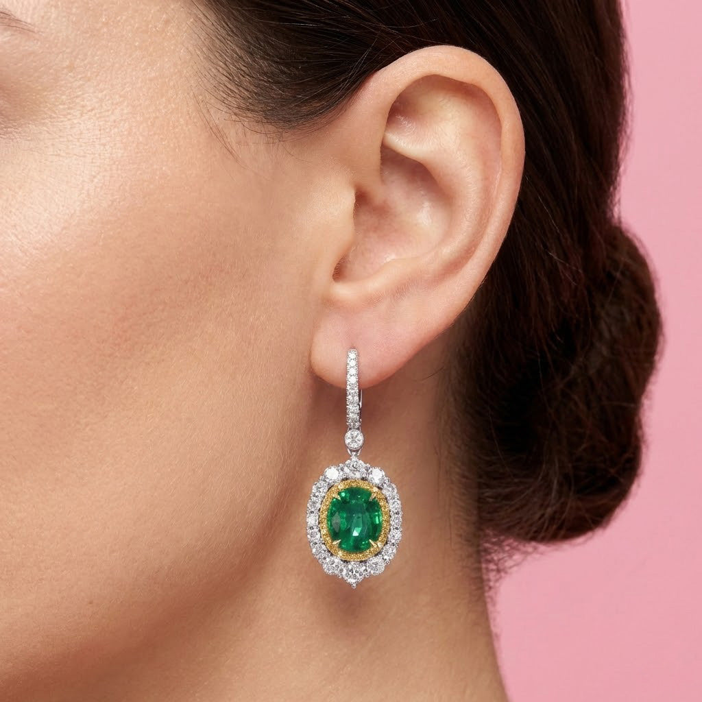 Ovale Ohrringe mit Smaragd- und Diamant-Doppelhalo