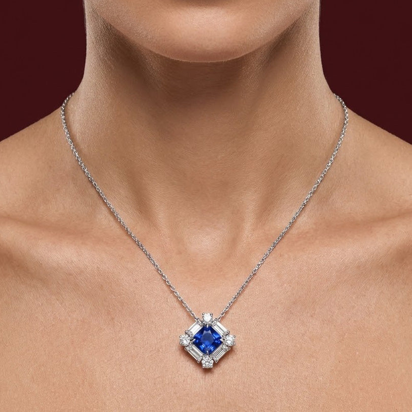 Runder blauer Saphir und Halo-Anhänger mit Baguette-Diamanten